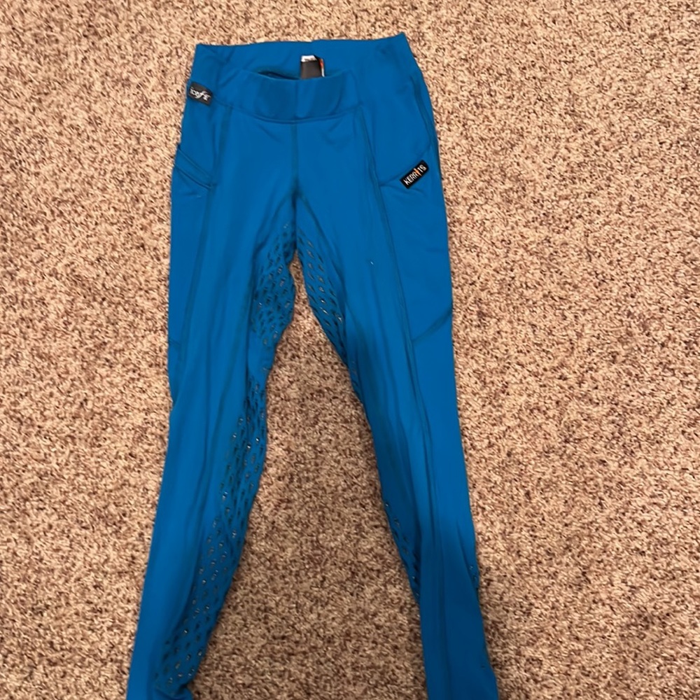 Women’s Kerrits ice fill full seat breeches.
